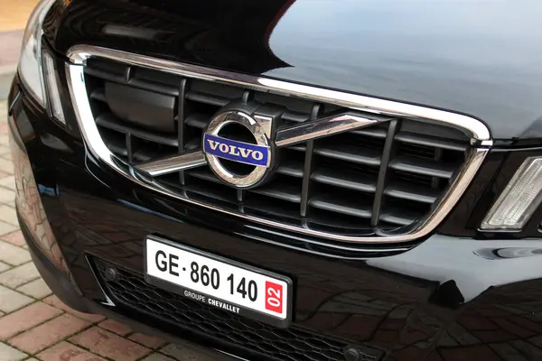 Vinnytsia, Ukrayna; 23 Mart 2024. Siyah Volvo XC60 radyatör ızgarası. SUV Volvo XC60 ön tampon. Volvo XC60 amblemi ve logosu. İsviçre araba numarası. Sol görünüm. 