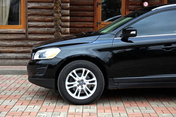 Vinnytsia, Ukrayna; 23 Mart 2024. Arabanın önüne siyah Volvo XC60. Volvo Volvo XC60 ön sol görüşü. Volvo XC90 ön tekerlek.