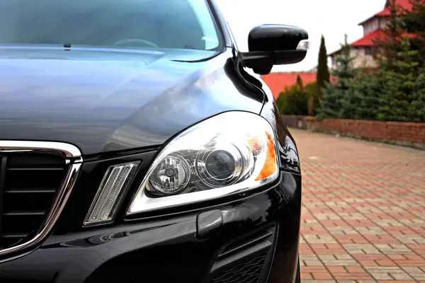 Vinnytsia, Ukrayna; 23 Mart 2024. Siyah Volvo XC60 far. Volvo XC60 ön sol ışık. Volvo XC60 radyatör ızgarası. Arabanın önü Volvo XC90. 