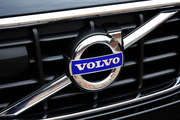 Vinnytsia, Ukrayna; 23 Mart 2024. Volvo XC60 radyatör ızgarası. Volvo amblemini kapat. Volvo logosu. Sağ görünüm. 