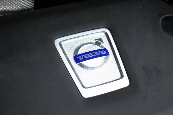 Vinnytsia, Ukrayna; 23 Mart 2024. Volvo XC90 logosu araba motoru kapağında. SUV Volvo XC60 dizel motor. Volovo amblemi.