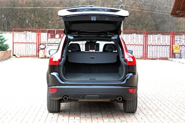 Vinnytsia, Ukrayna; 23 Mart 2024. Siyah Volvo XC60 boş bagajı açıyor. Modern vagon bagajı açık. Arabanın bagajı açık..