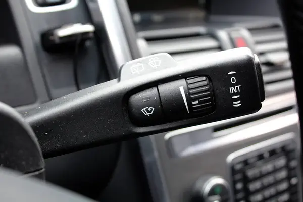 Araba cam sileceği anahtarı. Silecekler kontrolü değiştiriyor. Arabadaki silecekleri ayarlıyorum. Silecek anahtarı aç. Otomotiv bölümü kavramı.