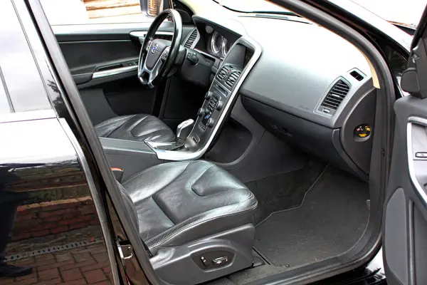 Vinnytsia, Ukrayna; 23 Mart 2024. Volvo XC60 yolcu koltuğu. Volvo XC60 iç mekan. Volvo XC90 gösterge paneli. Aracın içi deri.. 