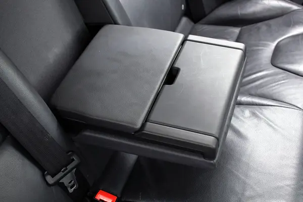 Arka koltuk yolcuları için modern araba merkezi kolluk. Arka yolcu koltuğu. Koltuklu deri koltuklar..