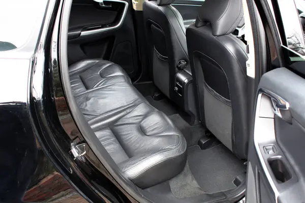 Bir SUV 'un arka yolcuları için deri koltuklar. Arka yolcu koltuğu geniş ve temiz. Deri iç mekan arabası..