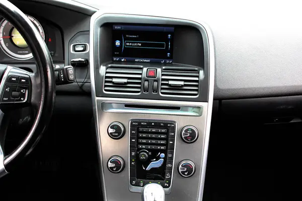 Vinnytsia, Ukrayna; 23 Mart 2024. Volvo XC90 gösterge paneli. Volvo XC60 iç mekan. Volvo XC90 multimedya ve iklim kontrolü. Arabanın içi. Araba gösterge paneli.