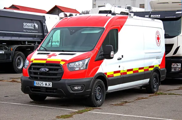 Vinnytsia, Ukrayna; 23 Mart 2024. Ford Transit tıbbi minibüsü şehir caddesinde. Ambulans arabası. Kırmızı ve beyaz Ford Transit Mobil Klinik Minibüsü. Özel Mobil Tıbbi Minibüs. Kızıl Haç arabası. Kızıl Haç aracı.
