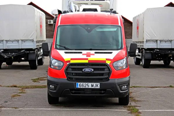 Vinnytsia, Ukrayna; 23 Mart 2024. Ford Transit tıbbi minibüsü şehir caddesinde. Ambulans çağırın. Kırmızı ve beyaz Ford Transit Mobil Klinik Minibüsü. Gezici tıbbi minibüs. Kızıl Haç arabası. Kızıl haç minibüsü. Ön görünüm.