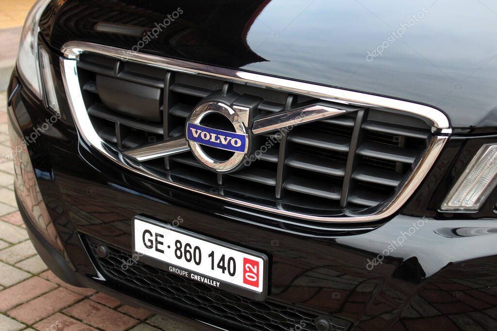 Vinnytsia, Ukraine; March 23, 2024. Black Volvo XC60 radiator grill. SUV Volvo XC60 front bumper. Volvo XC60 emblem and logo. Swiss car number. Left view.