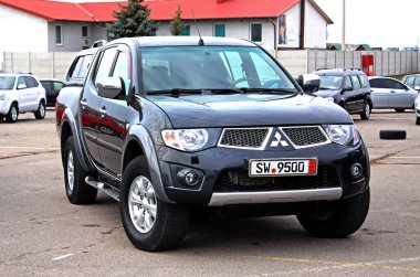 Vinnytsia, Ukrayna; 23 Mart 2024. Grey Mitsubishi L200 şehir caddesinde. Japonya 'nın Mitsubishi L200 kamyoneti park yerinde. Ön görünüm.