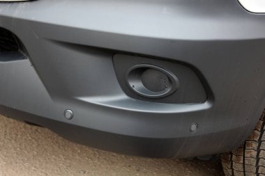 Bir kargo aracının tamponunda park sensörleri var. Otopark sistemi.
