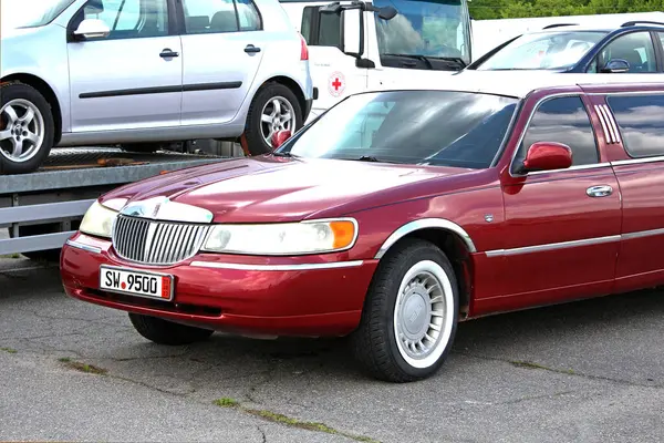 Vinnytsia, Ukrayna; 20 Nisan 2024. Arabanın ön tarafındaki kırmızı gerilmiş Lincoln Town Car. Klasik Amerikan arabası Lincoln Town Car park yerinde.