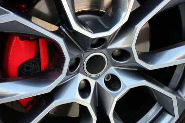 Spor araba tekerleği. Araba frenleme sistemi. SUV ön tekerlek freni. Wheel Alloy Wheels Rim veya Mag Wheel yüksek performanslı otomobil bölümü dekorasyonu