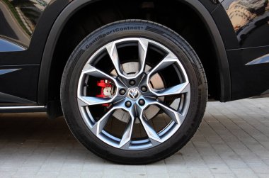 Vinnytsia, Ukrayna; 13 Nisan 2024. Spor SUV Skoda Kodiaq RS ön tekerlek. Spor araba tekerleği. Çarkıfelek halkası. Araba frenleme sistemi. SUV ön tekerlek freni.