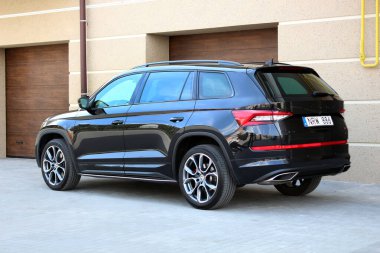 Vinnytsia, Ukrayna; 13 Nisan 2024. Siyah Skoda Kodiaq RS şehir caddesinde. Spor SUV Skoda Kodiaq RS park yerinde. Arka sol görünüm.