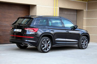 Vinnytsia, Ukrayna; 13 Nisan 2024. Siyah Skoda Kodiaq RS şehir caddesinde. Spor SUV Skoda Kodiaq RS park yerinde. Arka sağ görünüm.