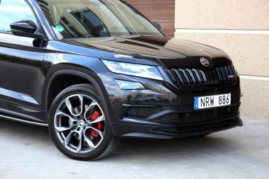 Vinnytsia, Ukrayna; 13 Nisan 2024. Siyah Skoda Kodiaq RS arabanın önünde. Spor SUV Skoda Kodiaq RS ön tampon ve radyatör ızgarası. Sağ ön görünüm.