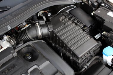 Modern araba hava tedarik sistemi. Araba hava filtresi. Modern otomobil motor parçaları.
