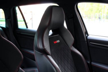 Vinnytsia, Ukrayna; 13 Nisan 2024. Skoda Kodiaq RS Deri Ergonomik Premium Spor Araba Koltukları. Motor sporu koltukları. Ön Yarış Koltukları.  