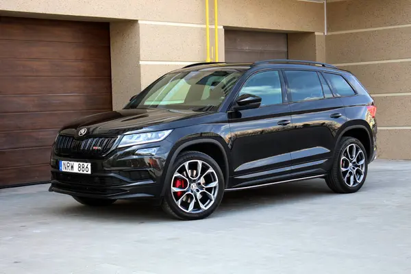 Vinnytsia, Ukrayna; 13 Nisan 2024. Siyah Skoda Kodiaq RS şehir caddesinde. Spor SUV Skoda Kodiaq RS park yerinde. Ön sol görünüm.