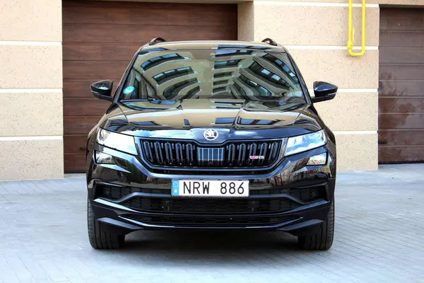 Vinnytsia, Ukrayna; 13 Nisan 2024. Siyah Skoda Kodiaq RS şehir caddesinde. Spor SUV Skoda Kodiaq RS park yerinde. Ön görünüm.