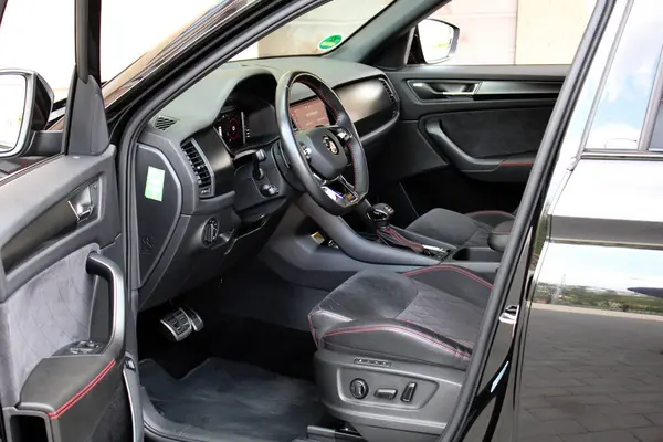 Vinnytsia, Ukrayna; 13 Nisan 2024. Skoda Kodiaq RS sürücü koltuğu. Skoda Kodiaq RS iç mimarisi. Skoda Kodiaq RS gösterge paneli. Spor SUV deri iç döşeme. Spor arabanın içi..