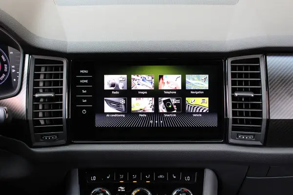 Ekran multimedya 'ya dokun. Modern bir arabanın multimedya sistemini görüntüle. Multimedya dokunmatik ekranlı Lux araba gösterge paneli. Lüks arabanın içi. SUV İçi.