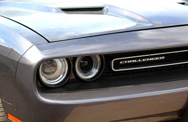 Vinnytsia, Ukrayna; 13 Nisan 2024. Dodge Challenger 'ın farları. Amerikan süper şarjlı spor arabası Dodge Challenger ön ışık. Dodge Challenger amblemi ve logosu.