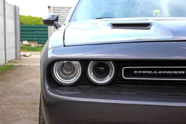 Vinnytsia, Ukrayna; 13 Nisan 2024. Dodge Challenger 'ın farları. Amerikan süper şarjlı spor arabası Dodge Challenger ön ışık. Dodge Challenger amblemi ve logosu.