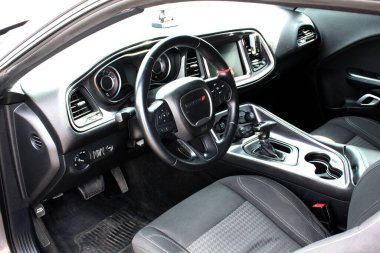 Vinnytsia, Ukrayna; 13 Nisan 2024. Dodge Challenger sürücü koltuğu. Dodge Challenger iç mekanı. Dodge Challenger gösterge paneli. Dodge Challenger direksiyonu. Amerikan süper şarjlı kaslı arabasının içi. 