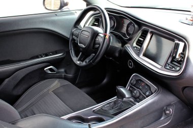 Vinnytsia, Ukrayna; 13 Nisan 2024. Dodge Challenger sürücü koltuğu. Dodge Challenger iç mekanı. Dodge Challenger gösterge paneli. Dodge Challenger direksiyonu. Amerikan süper şarjlı kaslı arabasının içi. 
