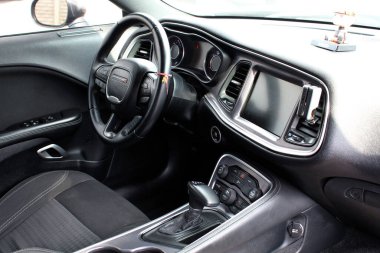 Vinnytsia, Ukrayna; 13 Nisan 2024. Dodge Challenger sürücü koltuğu. Dodge Challenger iç mekanı. Dodge Challenger gösterge paneli. Dodge Challenger direksiyonu. Amerikan süper şarjlı kaslı arabasının içi. 