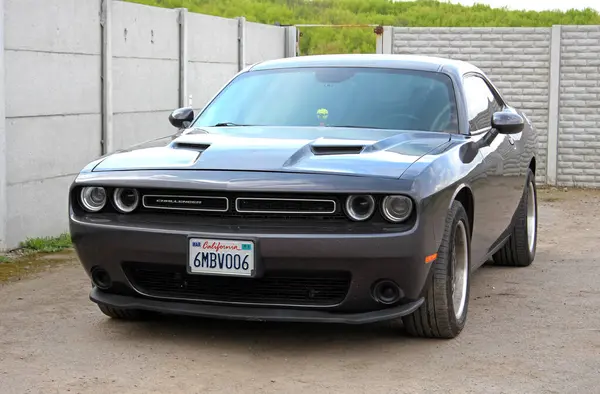 Vinnytsia, Ukrayna; 13 Nisan 2024. Gri Dodge Challenger şehir caddesinde. Amerikan süper şarjlı spor arabası Dodge Challenger park yerinde. Ön sol görünüm.