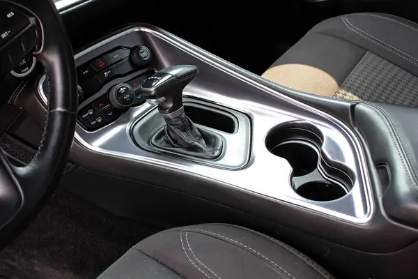 Vinnytsia, Ukrayna; 13 Nisan 2024. Dodge Challenger vites değiştirici. Dodge Challenger otomatik vites kutusu kolu. Dodge Challenger gösterge paneli. Dodge Challenger iç mimarisi. 