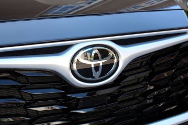 Vinnytsia, Ukrayna; Mayıs 04, 2024. Japon SUV Toyota Highlander logosu ve amblemi. Toyota Highlander ön ve radyatör ızgarası. 