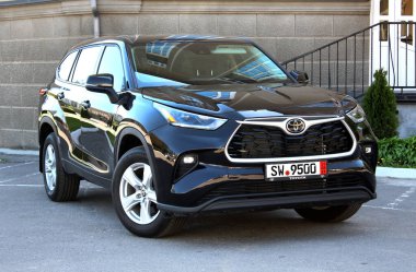 Vinnytsia, Ukrayna; Mayıs 04, 2024. Siyah Toyota Highlander 2023 şehir caddesinde. Toyota Highlander cipi park yerinde. Sağ ön görünüm.