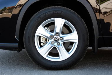Vinnytsia, Ukrayna; Mayıs 04, 2024. Siyah Toyota Highlander Michelin arka tekerleği. Michelin SUV tekerleği. Çarkıfelek halkası. Araba frenleme sistemi. SUV ön tekerlek freni.