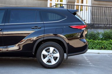 Vinnytsia, Ukrayna; Mayıs 04, 2024. Siyah Toyota Highlander 2023 sol arka görüş. Toyota Highlander arka tekerleği.