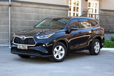 Vinnytsia, Ukrayna; Mayıs 04, 2024. Siyah Toyota Highlander 2023 şehir caddesinde. Japonya SUV Toyota Highlander otoparkta. Ön sol görünüm.
