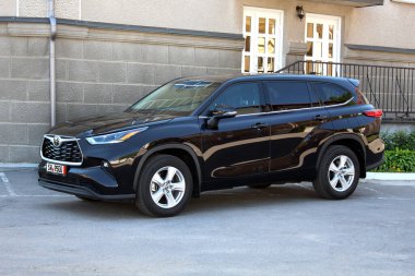Vinnytsia, Ukrayna; Mayıs 04, 2024. Siyah Toyota Highlander 2023 şehir caddesinde. Japonya SUV Toyota Highlander otoparkta. Ön sol görünüm.