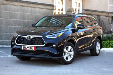Vinnytsia, Ukrayna; Mayıs 04, 2024. Siyah Toyota Highlander 2023 şehir caddesinde. Japonya SUV Toyota Highlander otoparkta. Ön görünüm.
