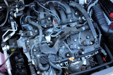 Vinnytsia, Ukrayna; Mayıs 04, 2024. Toyota Highlander D-4S V6 3.5 benzin motoru. Toyota Highlander motorunu kapatın. Modern araba motor parçaları. Sağ görünüm. 