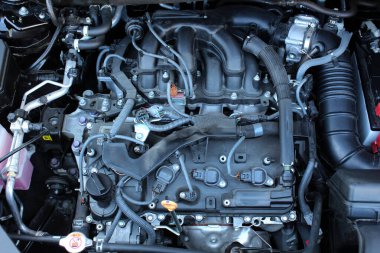 3.5 V6 benzin motorunu kapatın. Yeni araba motorunun detaylarını kapat. Modern otomobil motor parçaları.  