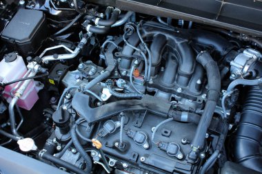 3.5 V6 benzin motorunu kapatın. Yeni araba motorunun detaylarını kapat. Modern otomobil motor parçaları.  
