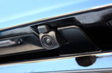 Vinnytsia, Ukrayna; Mayıs 04, 2024. Toyota Highlander 'ın dikiz kamerası park yardımı için. Park işlemleri sırasında güvenli araba kullanma kavramı. Araba arka kamerası..