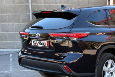 Vinnytsia, Ukrayna; Mayıs 04, 2024. Siyah Toyota Highlander 2023 şehir caddesinde. Japonya SUV Toyota Highlander otoparkta. Arka sağ görünüm.