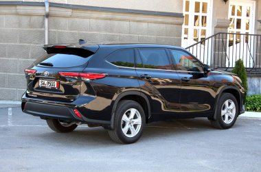 Vinnytsia, Ukrayna; Mayıs 04, 2024. Siyah Toyota Highlander 2023 şehir caddesinde. Japonya SUV Toyota Highlander otoparkta. Arka sağ görünüm.