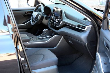 Vinnytsia, Ukrayna; Mayıs 04, 2024. Toyota Highlander yolcu koltuğu. Toyota Highlander 'ın iç mekanı. Toyota Highlander gösterge paneli. Japon SUV iç mimarisi. 