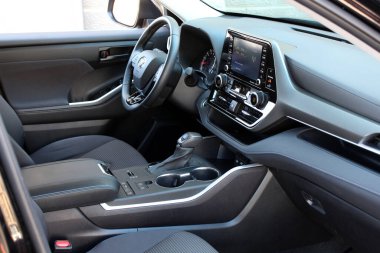 Vinnytsia, Ukrayna; Mayıs 04, 2024. Toyota Highlander sürücü koltuğu. Toyota Highlander 'ın iç mekanı. Toyota Highlander gösterge paneli. Japon SUV iç mimarisi. 